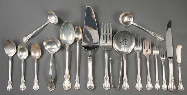 109 PIECE SET OF TOWLE "OLD MASTER" STERLING: A VERY FINE PIECE SET 109 OF TOWLE "OLD MASTER" STERLING SILVER FLATWARE, 20TH CENTURY. Comprising nine table knives, ten table forks, fourteen salad forks, twenty-two tea spoons, ten iced tea spoons,