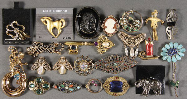 A LADIES BROOCH LOT,: A LADIES BROOCH LOT, several signed pieces including Monet, Liz Claiborne and Coro.
