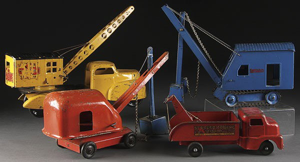 FOUR PRESSED STEEL TOY CONSTRUCTION CRANES: A GROUP OF FOUR PRESSED STEEL TOY CONSTRUCTION CRANES, MID 20TH CENTURY, including a Marx, and a Structo wrecker, the largest 18 inches.