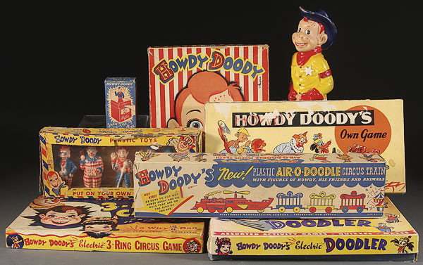 HOWDY DOODY TOY AND PUZZLE GROUP: AN EIGHT PIECE HOWDY DOODY TOY AND PUZZLE GROUP, MID 20TH CENTURY, comprising a boxed plastic toy set, a three ring circus electric game, a doodler electric game, a boxed puzzle set, a Howdy Doody's O