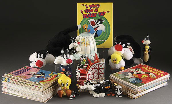 A LOONEY TUNES CARTOON CHARACTER COLLECTION: A LOONEY TUNES CARTOON CHARACTER COLLECTION, MID TO LATE 20TH CENTURY, including various Sylvester items, reference books, over 40 comic books, character profile book, ceramic bank, and other collecto