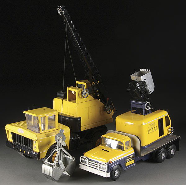 TWO TOY CONSTRUCTION CRANES, MID 20TH CENTURY: TWO TOY CONSTRUCTION CRANES, MID 20TH CENTURY, comprising a Tonka and Buddy L dragline. Length 18 inches.
