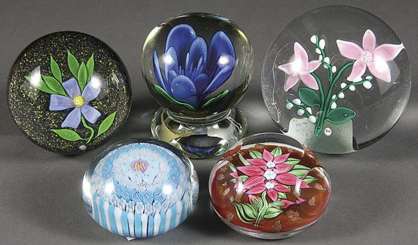 FIVE CONTEMPORARY ARTIST PAPERWEIGHTS: FIVE CONTEMPORARY ARTIST PAPERWEIGHTS, 20TH CENTURY. Comprising a Hugh Smith, a Hamon blue rose on pedestal, a Hamon pink floral lamp work, a Drew miniature millefiori, and a Ronald Hansen pink flower