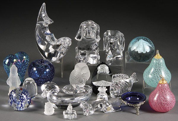 CONTEMPORARY ART GLASS CRYSTAL PAPERWEIGHTS: A CONTEMPORARY ART GLASS CRYSTAL PAPERWEIGHT AND FIGURINE GROUP. 22 pieces including a Lalique owl, Waterford fish, Orrefors puppy dog, and a salmon, two Murano hollow blown pears, a Waterford heart p
