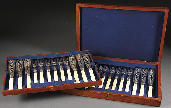 A CASED BONE HANDLED FISH SET, 20TH CENTURY.: A CASED BONE HANDLED FISH SET, 20TH CENTURY. 12 pieces consisting of 6 forks and 6 knives contained in a walnut case. 7.5 inches to 9 inches.