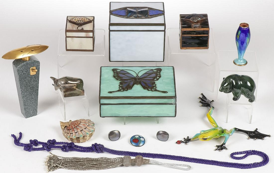 INTERESTING CONTEPORARY DECORATIVE ARTS GROUP: INTERESTING CONTEPORARY DECORATIVE ARTS GROUP. Comprising 15 individual items including four Orient and Flume leaded slag glass dresser boxes with applied decoration, the largest in mint green glass w