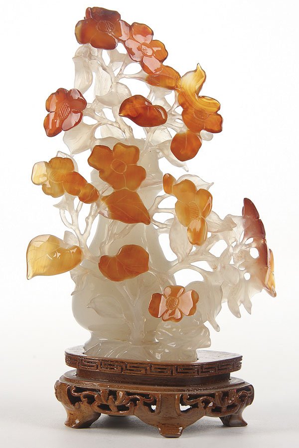 CHINESE CARVED CARNELIAN AGATE URN & FLORAL GROUP: A VERY FINE CHINESE CARVED CARNELIAN AGATE LIDDED URN AND FLORAL GROUP, 20TH CENTURY. The well carved urn and open work floral stems in a milky-pale gray agate with extended deep amber blossoms, raise