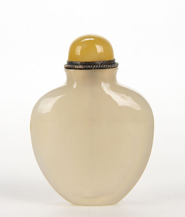 CHINESE CARVED AGATE SNUFF BOTTLE: A CHINESE CARVED AGATE SNUFF BOTTLE, 19TH/20TH CENTURY. Of flattened avoid form and well hollowed with a carnelian stopper and gilt spoon. Height 2.5 inches (6.2 cm).