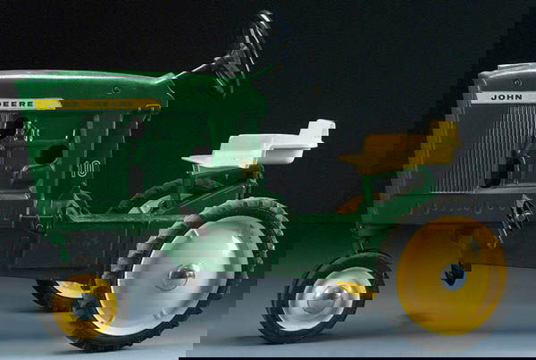 cast aluminum john deere pedal tractor