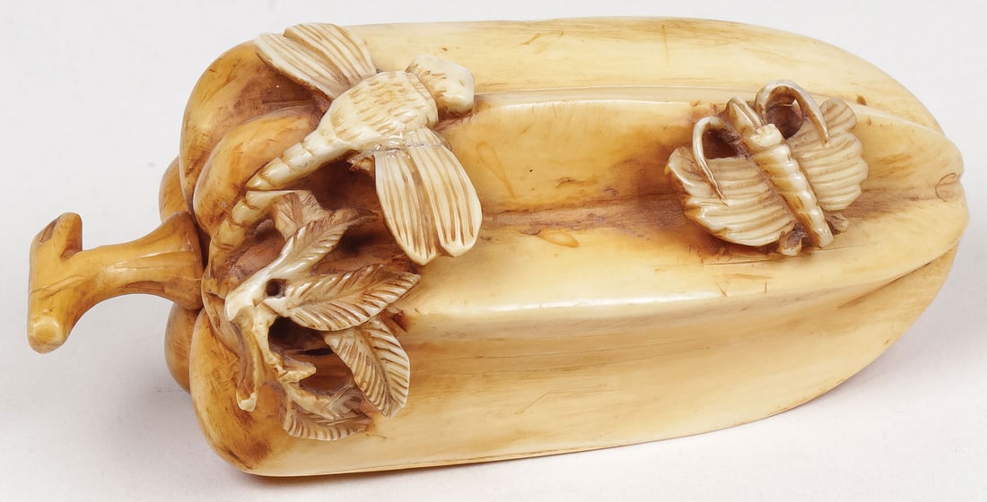 A CHINESE CARVED SNUFF BOTTLE, C.1900 (1 of 2)