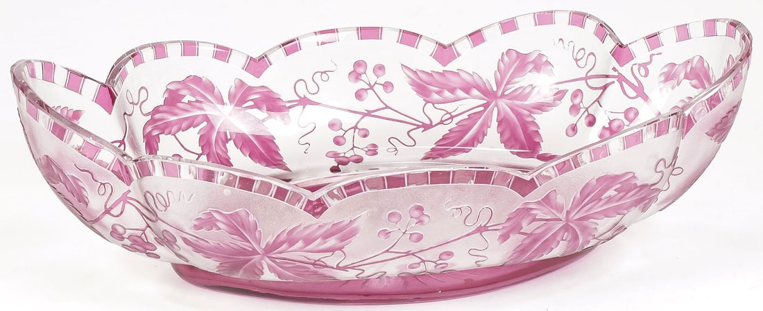 LARGE VAL ST. LAMBERT CAMEO BOWL: LARGE VAL ST. LAMBERT CAMEO BOWL Comprising a large an impressive oval bowl with scalloped rim in amethyst cut to clear banded with grapevines, underside with star cut medallion and original Val St. L