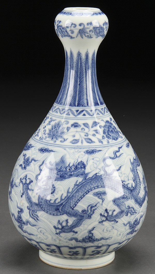 CHINESE MING STYLE BLUE/WHITE VASE: A CHINESE MING STYLE BLUE WHITE DRAGON GARLIC HEAD BOTTLE VASE, 19TH/20TH CENTURY. Finely painted with dragons in stylized waves. Six character Chenghua reign mark in blue underglaze. Height 8.75 inch