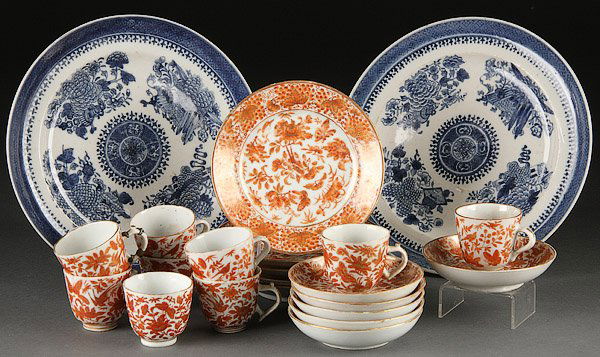 A CHINESE EXPORT PORCELAIN GROUP: A CHINESE EXPORT PORCELAIN GROUP, EARLY 19TH CENTURY. Comprising two Fitzhugh blue white plates and a copper red with gilt partial tea set comprising eight cups, six saucers and five plates (some loss