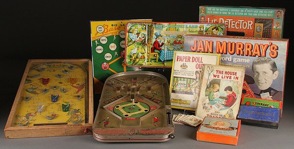 A COLLECTION OF VINTAGE TOYS AND GAMES: A COLLECTION OF VINTAGE TOYS AND GAMES, LATE 19TH TO MID 20TH CENTURY. 15 pieces comprising two electric "poosh-em-up big 5", pinch hitter pinball, Jan Murray's T.V. work game, Parker Brothers paper d