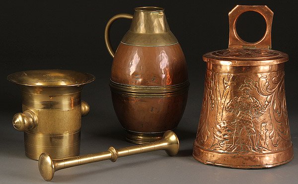 VINTAGE BRASS AND COPPER DECORATIVE METALWARES: A VINTAGE BRASS AND COPPER DECORATIVE METALWARES GROUP, 20TH CENTURY. Comprising a large heavy brass mortar and pestle, copper brass hammered tankard and a repoussed copper cinder pig. The largest 11.