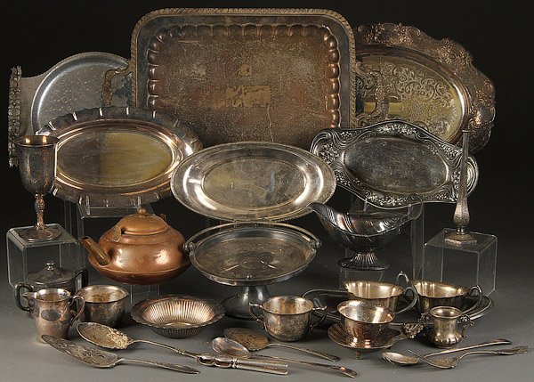 ROGERS, POOLE, TOWLE & WILCOX SILVERPLATE GROUP: A ROGERS, POOLE, TOWLE AND WILCOX CO. SILVERPLATE GROUP, 20TH CENTURY. Consisting of a large handled tray by Rogers, assorted tablewares including creamer, sugars, and small serving trays. Together wi