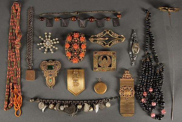 VICTORIAN AND ART DECO PERIOD JEWELRY: A GOOD GROUP OF VICTORIAN AND ART DECO PERIOD JEWELRY. 16 pieces including filigree gilt dress clips, German jet beaded necklace, an Art Deco brooch with scarab, Art Nouveau hat pin, photo locket and 