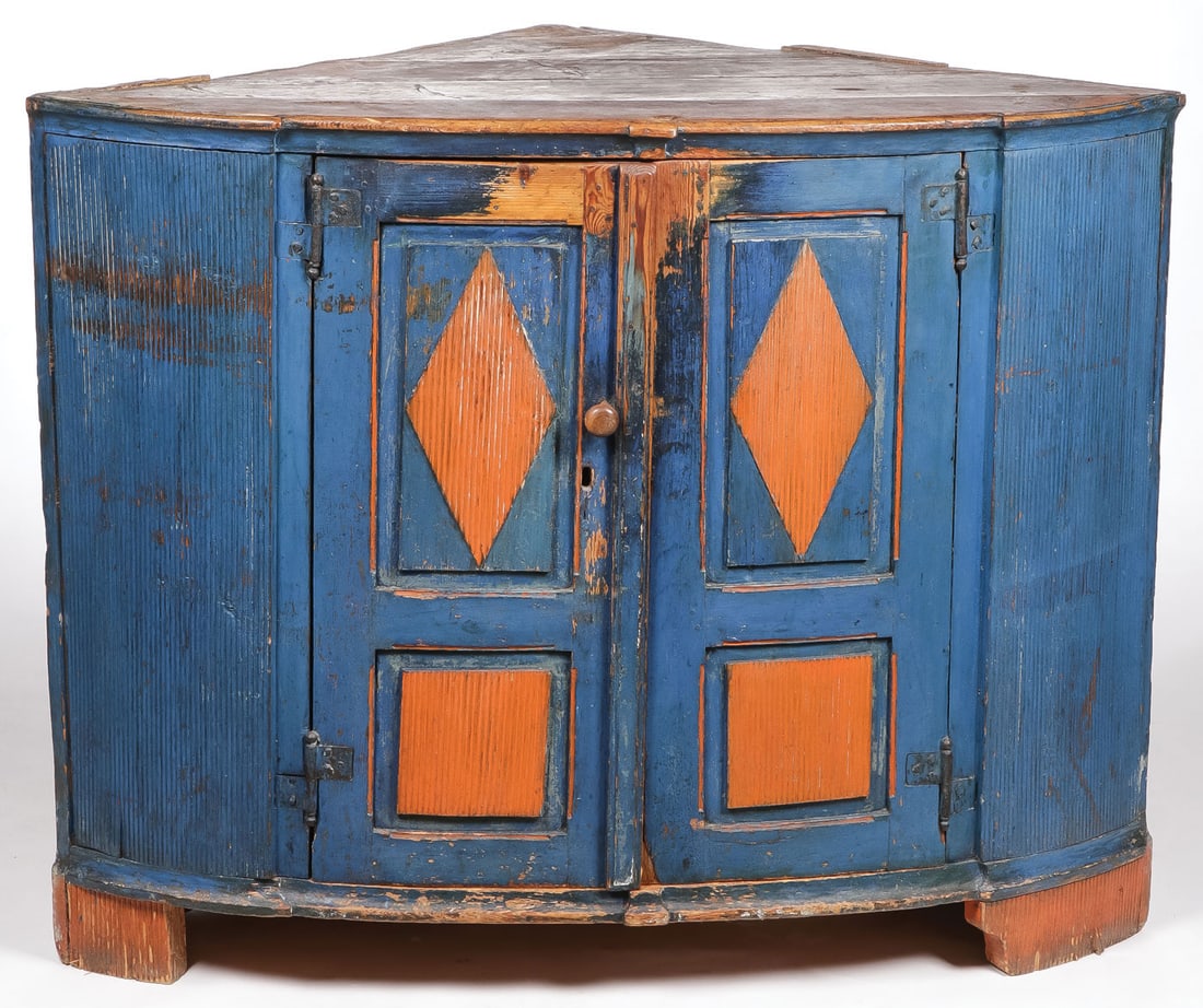 PAINTED NORWEGIAN CORNER CUPBOARD BASE, 19TH C: PAINTED NORWEGIAN CORNER CUPBOARD BASE, 19TH C. On bracket feet with ribbed side panels and double paneled doors with ribbed diamond and square patterns, and wood peg construction. In the original blu