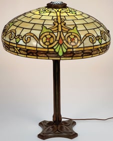 AN R. WILLIAMSON LEADED GLASS TABLE LAMP, C. 1910