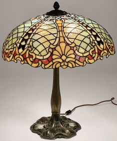 R. WILLIAMSON LEADED GLASS TABLE LAMP, C. 1910