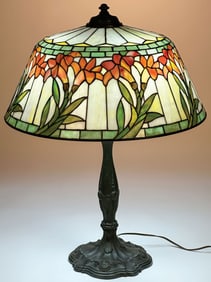 A WILKINSON LEADED GLASS TABLE LAMP, C. 1910