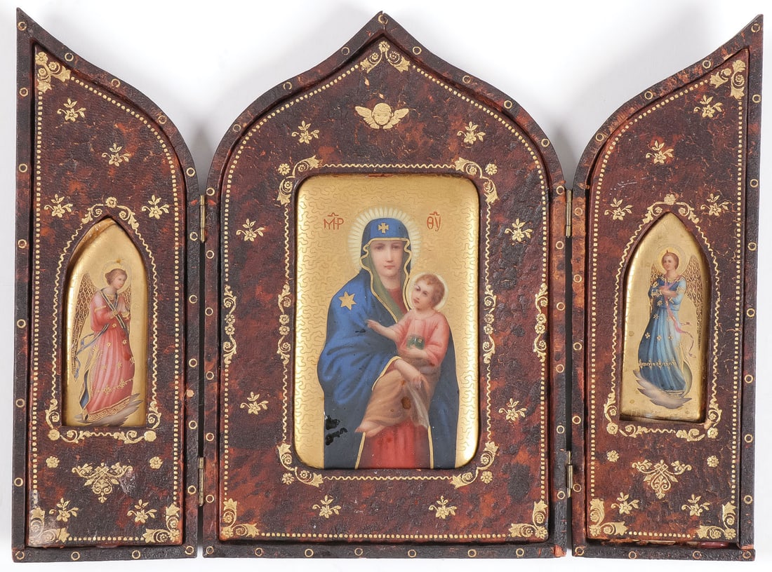 AN ITALIAN PAINTED PORCELAIN TRIPTYCH, C 1890: AN ITALIAN PAINTED PORCELAIN TRIPTYCH, C 1890. Comprising a gilt leather stamped ogee arch framed triptych, the central panel set with a gilt porcelain plaque of the Virgin and Child and the wings wit
