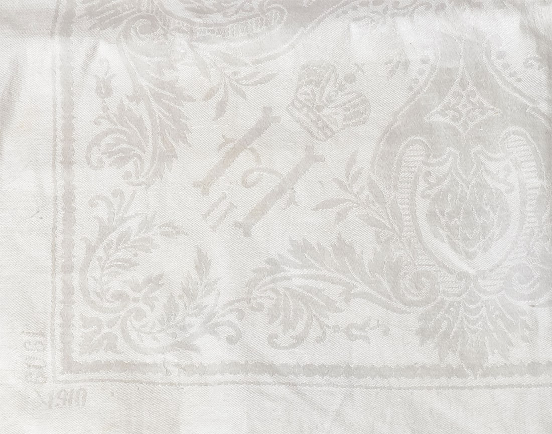 AN IMPERIAL RUSSIAN NAPKIN OF NICHOLAS II, 1910: AN IMPERIAL RUSSIAN NAPKIN OF NICHOLAS II, 1910. Comprising a very fine damask linen napkin from a royal service, reign of Tsar Nicholas II (1894-1917). The center with woven double headed Imperial Ru