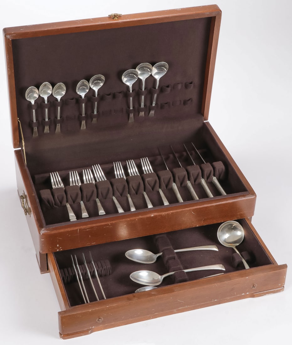28 PIECES TRANQUILITY STERLING FLATWARE: 28 PIECES TRANQUILITY STERLING FLATWARE. Comprising 4 salad forks, 4 dinner forks, 4 dinner knives, 4 butter knives, 4 soup spoons, 4 teaspoons, 2 serving spoons, 1 serving ladle, and 1 salad spoon. I