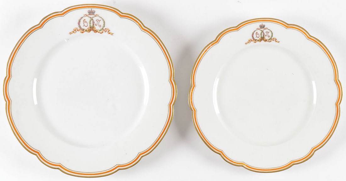 RUSSIAN GRAND DUCAL PORCELAIN PLATES: RUSSIAN GRAND DUCAL PORCELAIN PLATES. Comprising a matching dessert and dinner plate with gold and orange banded scalloped borders from the service for Grand Duchess Olga Alexandrovna and Grand Duke P