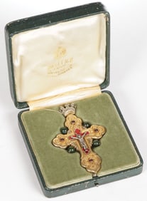 A GILDED PENDANT CROSS