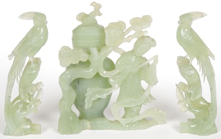 GOOD CHINESE CARVED JADE GROUP