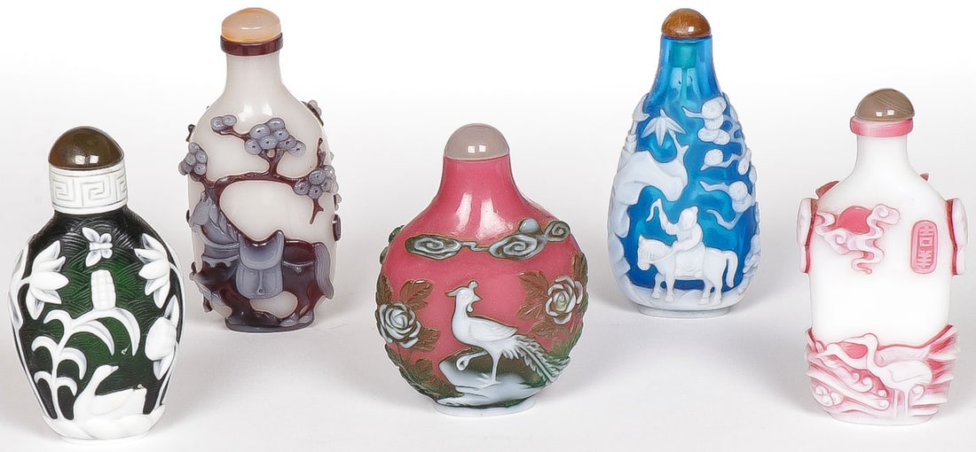 5 CHINESE CARVED PEKING GLASS SNUFF BOTTLES (1 of 2)