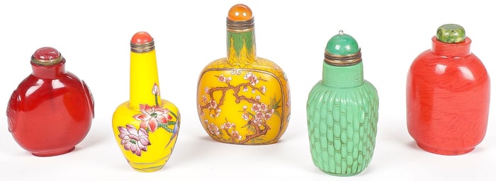 5 CHINESE PEKING GLASS SNUFF BOTTLES, QING