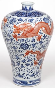 LARGE CHINESE PORCELAIN VASE