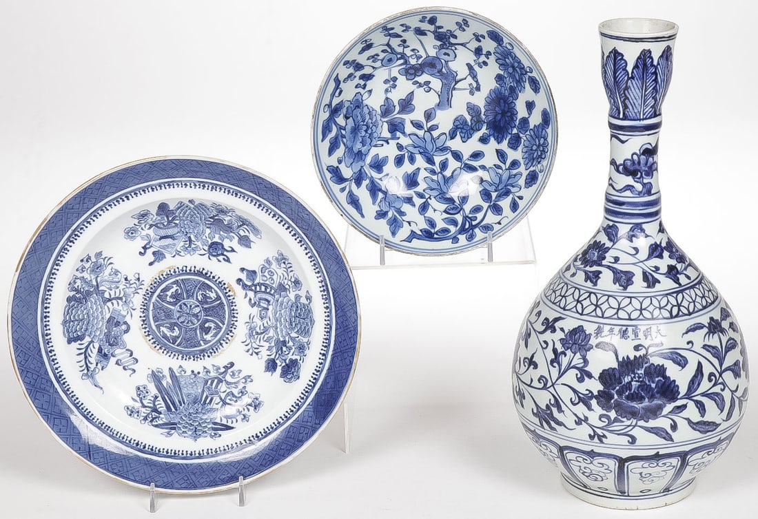 CHINESE BLUE AND WHITE PORCELAIN GROUP (1 of 2)