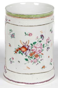 A CHINESE EXPORT PORCELAIN MUG 18TH C