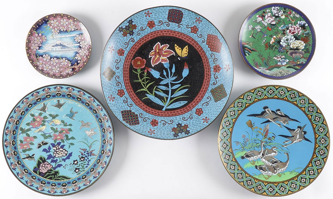 5 CHINESE/JAPANESE CLOISONNE PLATES & CHARGER?: 5 CHINESE/JAPANESE CLOISONNE PLATES & CHARGER?. Comprising a large cloisonne enameled charger and four other plates of various sizes as shown. Greatest diameter 14.25 inches (36.3cm). NO RESERVE. Prov