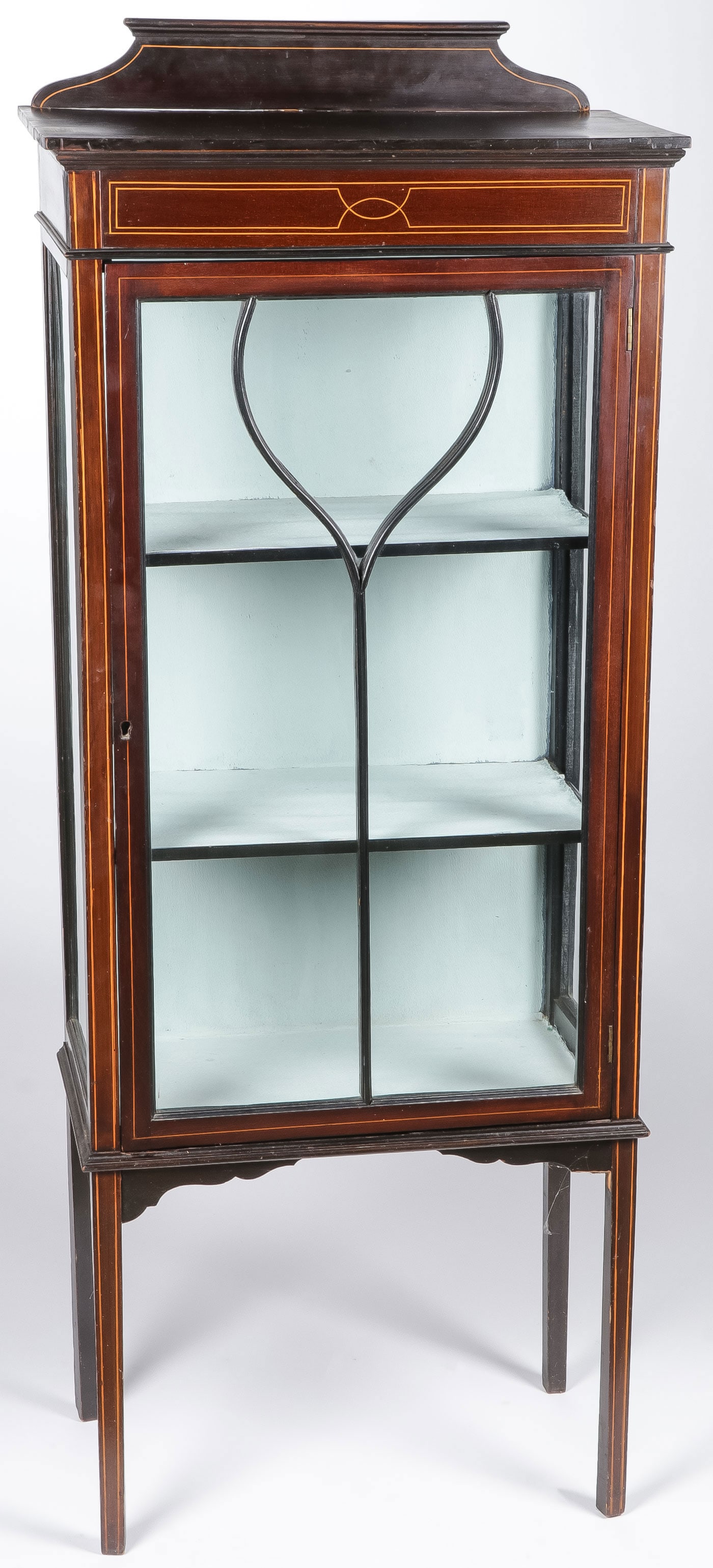 MAHOGANY CURIO CABINET, C. 1890: MAHOGANY CURIO CABINET, C. 1890. Height 59.25 inches, width 23.25 inches, depth 12.5 inches. NO RESERVE. LOCAL PICK-UP OR 3RD PARTY SHIPPER.Provenance: The Doctor Manmohan Singh MD (1937-2024) lifet
