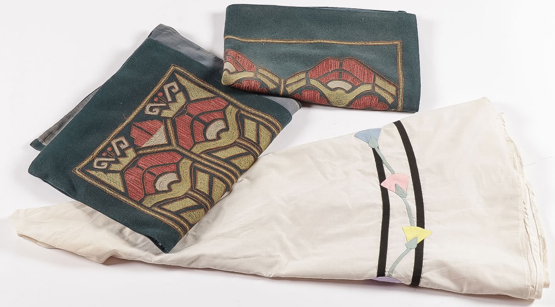 GOOD ARTS-N-CRAFTS LINENS: GOOD ARTS-N-CRAFTS LINENS. Comprising a pair of matching forest green wool embroidered runners (104 inches), and a side tablecloth. Together with a white circular tablecloth with sewn applique pattern