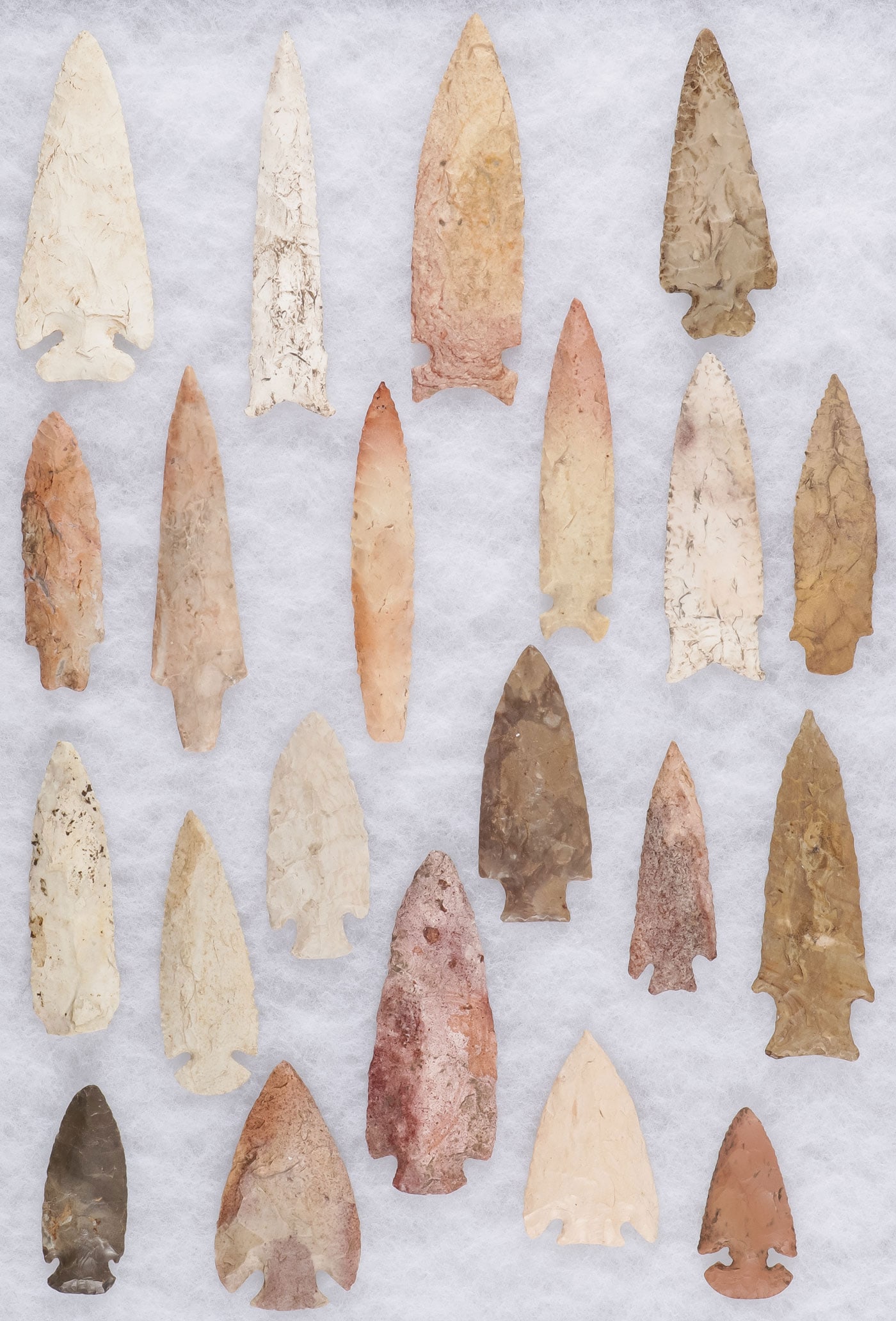 21 QUALITY LARGE STONE BLADES & POINTS: 21 QUALITY LARGE STONE BLADES & POINTS. Comprising 21 finely crafted, heat-treated, stone tools representing various types and various materials. Perhaps a few prehistoric pieces, whereas the others a