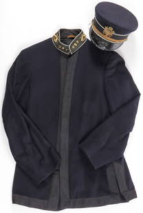 U.S. M1895 NAMED ARMY UNDRESS COAT & HAT: U.S. M1895 NAMED ARMY UNDRESS COAT & HAT. Comprising an 1895 pattern officer's blue infantry undress coat, silk lined, buttoned vent tails, standing collar with ribbed gilt Massachusetts 5th infantry