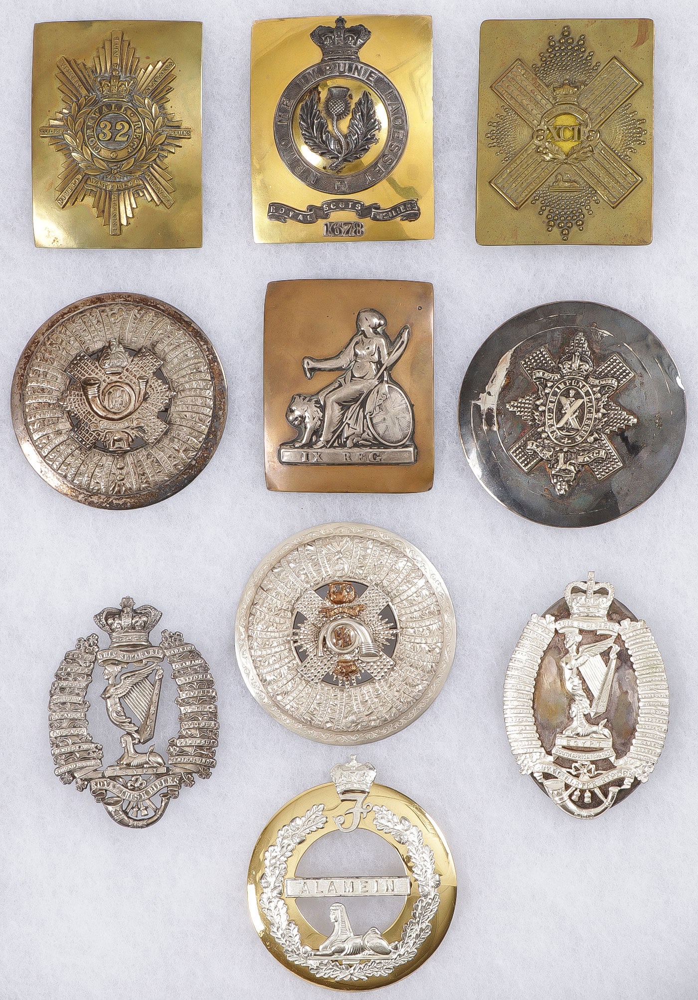 GROUP OF 1O BRITISH PLATES, BROOCHES AND BUCKLES: GROUP OF 1O BRITISH PLATES, BROOCHES AND BUCKLES. Comprising a Cornwall 32nd Regt shoulder belt plate 19th century, length 4 inches. An officers Royal Scots Fusiliers shoulder belt plate, also 19th ce
