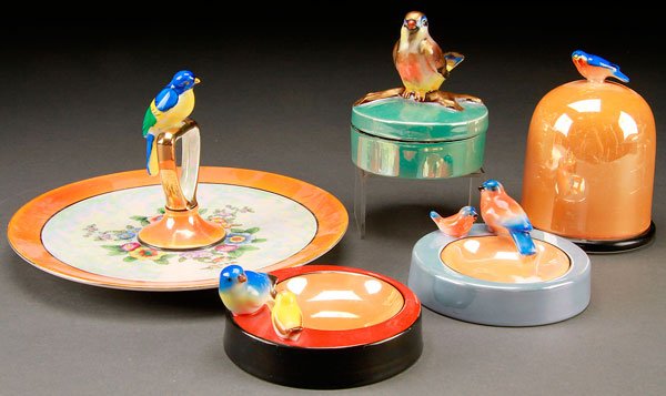 5 PIECES HAND PAINTED NORITAKE ART DECO PORCELAIN: A FIVE PIECE HAND PAINTED NORITAKE ART DECO PORCELAIN GROUP, EARLY 20TH CENTURY. All with figural birds, comprising a center handled tray, a covered box, a cigarette jar with domed lid, and two pin tr