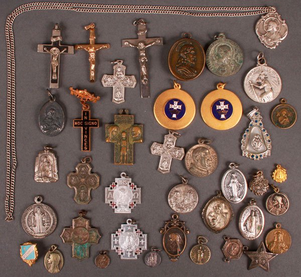 EXTENSIVE CATHOLIC DEVOTIONAL MEDAL & ROSARY GROUP: AN EXTENSIVE CATHOLIC DEVOTIONAL MEDALLION AND ROSARY GROUPING, 1875-1975. Comprising well over two dozen rosaries including sterling and filigree examples in cut glass, mother of pearl and various ot