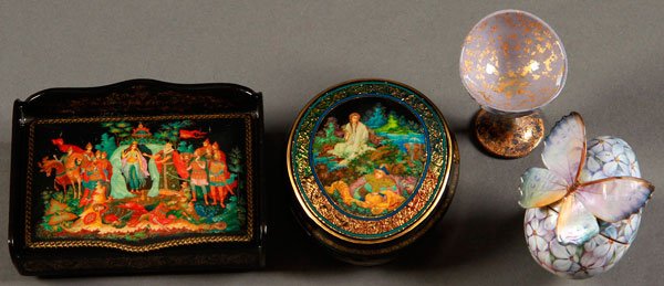 PAIR OF RUSSIAN LACQUER BOXES, PALEKH, CIRCA 2000: A PAIR OF EXCEPTIONAL RUSSIAN LACQUER BOXES, PALEKH, CIRCA 2000. The first of rectangular form with raised back splat and side rails (perhaps a salt throne), the hinged lid finely painted with the sce