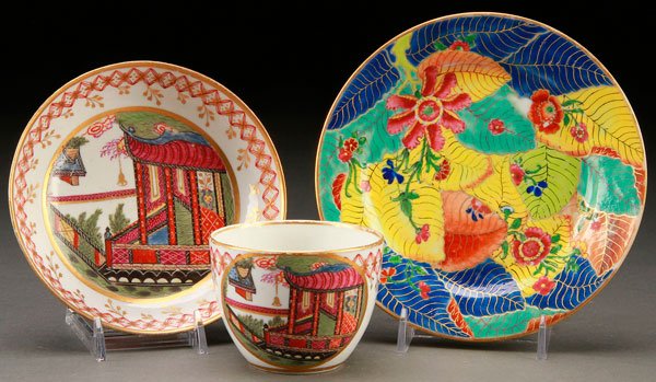 A CHINESE EXPORT PORCELAIN CUP AND SAUCER: A CHINESE EXPORT PORCELAIN CUP AND SAUCER, LATE 18TH/19TH CENTURY. Finely decorated with over glaze enamels depicting an elaborate court yard canopy, together with a Chinese export dessert plate wit