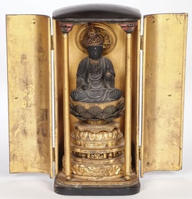 A FINE JAPANESE GILT LACQUER TRAVELING (ZUSHI)
