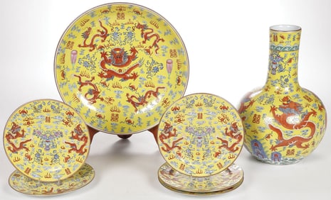 CHINESE FAMILLE ROSE PORCELAIN GROUP