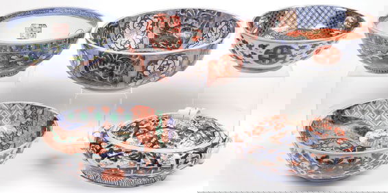 A FIVE PIECE GROUP OF IMARI PORECLAIN