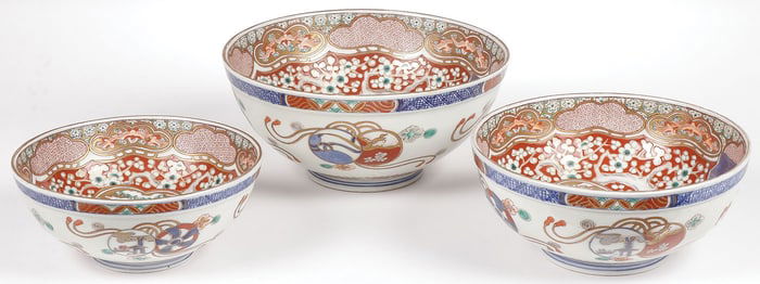 A SET OF THREE IMARI NESTING BOWLS
